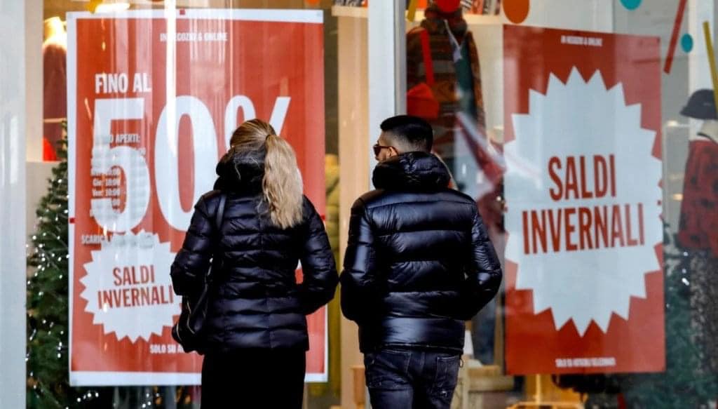 Saldi: Confesercenti-IPSOS, in partenza in tutte le regioni. Tra oggi e domenica shopping per circa 12 milioni di consumatori, acquisti per 1,8 miliardi di euro